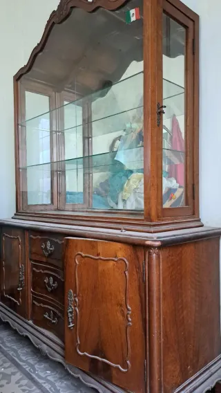 Aparador antiguo de madera + vitrina.