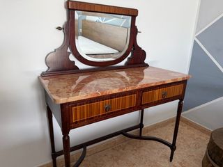Tocador antiguo de madera, espejo y mármol