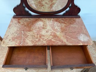 Tocador antiguo de madera, espejo y mármol