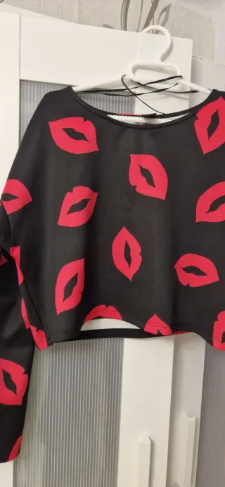 Sudadera crop top labios rojos