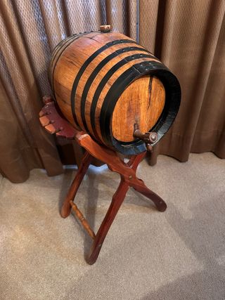 Barril de madera con soporte