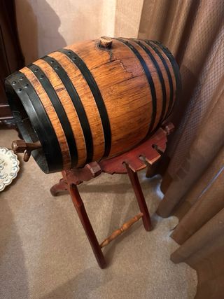 Barril de madera con soporte