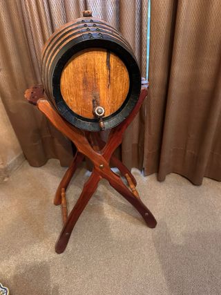 Barril de madera con soporte
