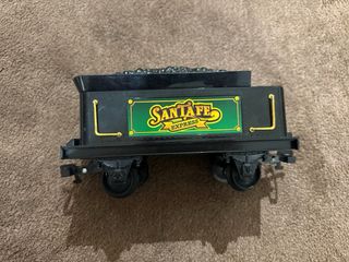 Tren de juguete con vías