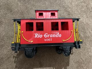 Tren de juguete con vías