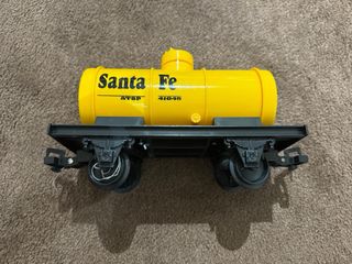 Tren de juguete con vías