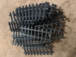 Tren de juguete con vías