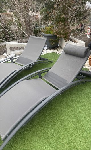 2 tumbonas grises de metal y tela