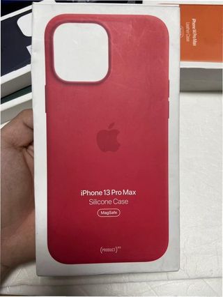 Custodia iPhone 13 Pro in silicone MagSafe rossa