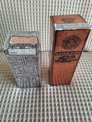 Scatole di bottiglie Chivas Regal e Napoleon non aperte