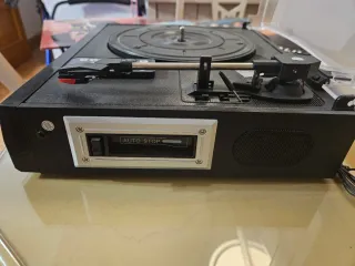 Tocadiscos multifucion  + 3 vinilos nuevo