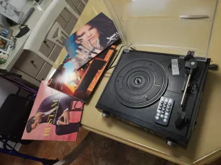 Tocadiscos multifucion  + 3 vinilos nuevo