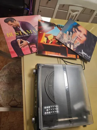 Tocadiscos multifucion  + 3 vinilos nuevo