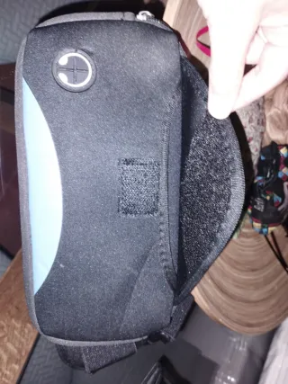 Riñonera negra y azul