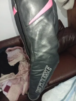 Chaqueta cuero Dainese mujer negra y rosa