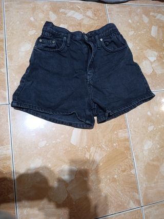 Pantalón corto tejano negro.