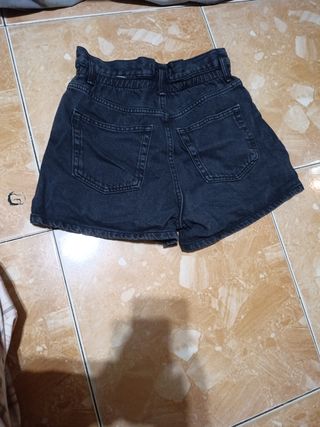 Pantalón corto tejano negro.