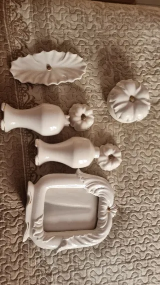 Conjunto porcelana cómoda blanco y oro