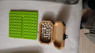 Bingo de madera con bolas y tablero incompleto