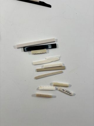 Lotto capotasti e sellette per chitarra/basso