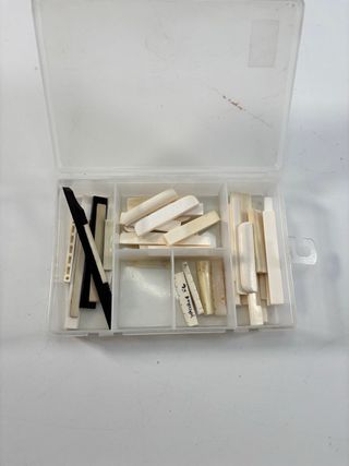 Lotto capotasti e sellette per chitarra/basso