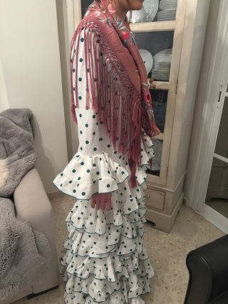 Traje de flamenca blanco con lunares