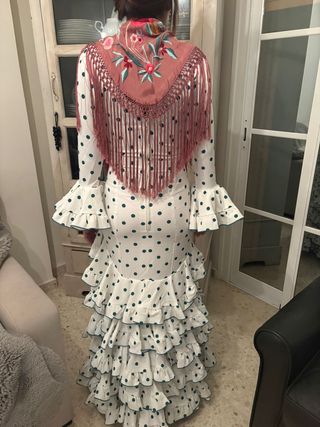 Traje de flamenca blanco con lunares