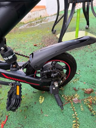 Bicicleta Eléctrica Negra y Roja