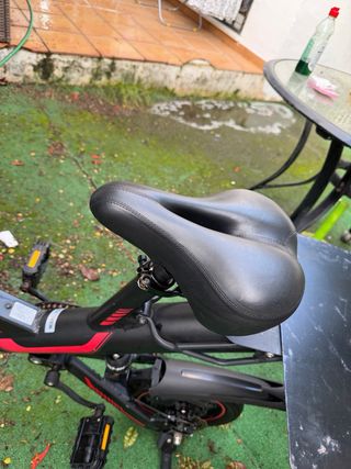 Bicicleta Eléctrica Negra y Roja