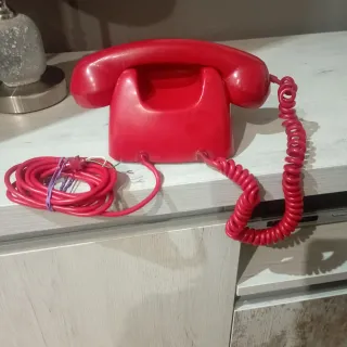 Teléfono antiguo rojo CTNE