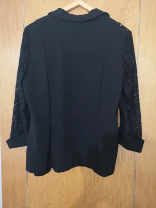 Americana de encaje negra