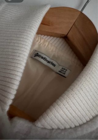 Cazadora Stradivarius Beige y Blanca