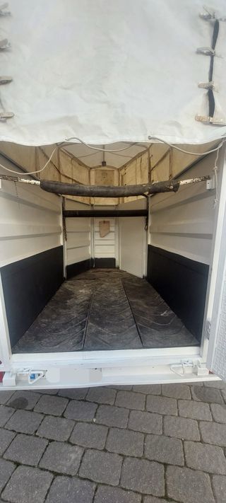 Remolque blanco con lona