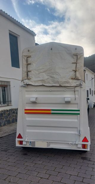 Remolque blanco con lona