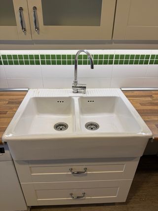 Cocina completa blanca y madera