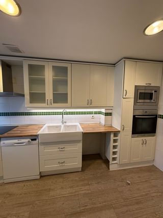 Cocina completa blanca y madera