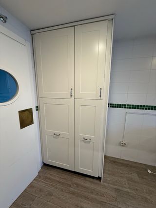 Cocina completa blanca y madera