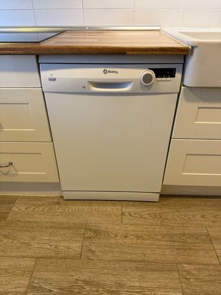 Cocina completa blanca y madera