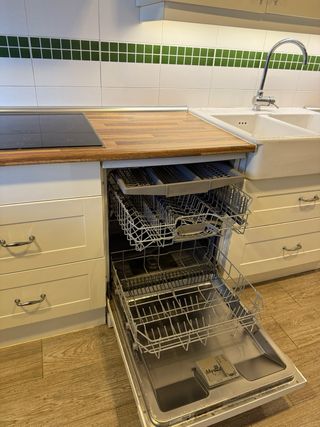 Cocina completa blanca y madera