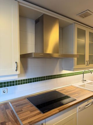 Cocina completa blanca y madera