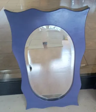 Specchio da parete viola con cornice ondulata