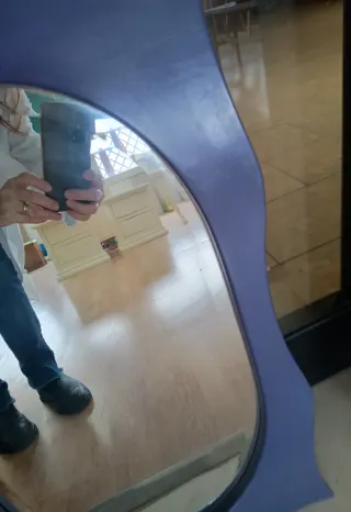 Specchio da parete viola con cornice ondulata