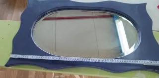 Specchio da parete viola con cornice ondulata