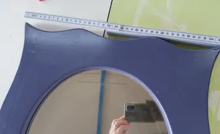 Specchio da parete viola con cornice ondulata