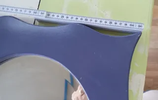 Specchio da parete viola con cornice ondulata