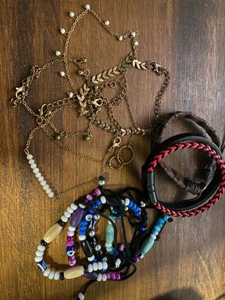 12 Pulseras: 2 Cuero, 5 Abalorios, 5 color dorado