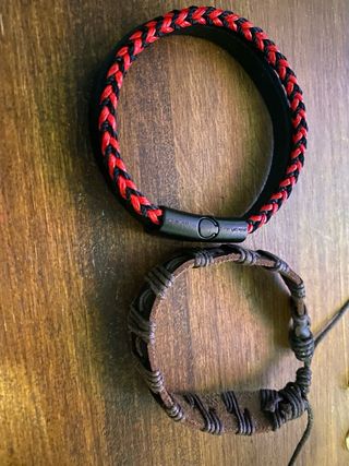 12 Pulseras: 2 Cuero, 5 Abalorios, 5 color dorado