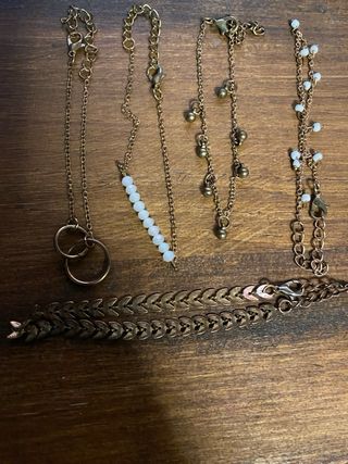 12 Pulseras: 2 Cuero, 5 Abalorios, 5 color dorado