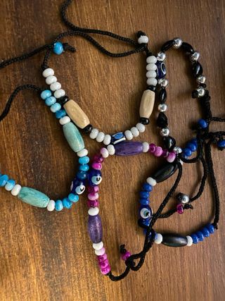 12 Pulseras: 2 Cuero, 5 Abalorios, 5 color dorado