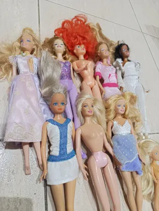 Grande lotto di Barbie e accessori